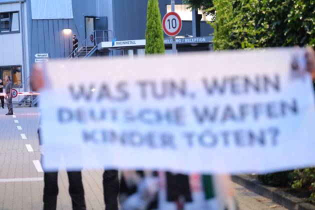 Activists Blockade Rheinmetall Facility in Bonn BONN, GERMANY AUGUST 28, 2026: Around 30 activists blockade the entrance to a Rheinmetall facility in Bonn, Germany, protesting the German arms manufacturer™s involvement in the arms industry and its alleged role in supplying weapons to Israel amid the war in Gaza. Bonn Germany Copyright: x xMouafakxMahmaljix xJNAxPressx