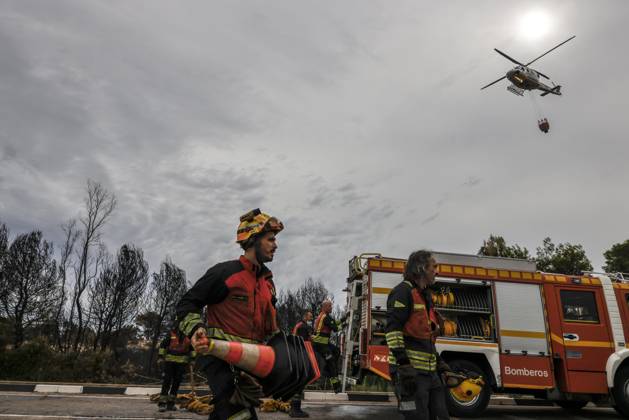 The town of El Saler in Valencia and nearby campgrounds are ordered to be evacuated due to the fire. Several firefighters are working to extinguish the blaze on August 28, 2026, in El Saler, Valencian Community, Spain. The spread of smoke had previously forced the precautionary evacuation of the beach near the fire zone and the apartments in Tower 1, according to the town hall, which has recommended that residents keep their windows closed to prevent smoke from entering their homes. Additionally, the fire has prompted the Emergency Coordination Center to declare Level 2 of the Special Forest Fire Plan (PEIF). AUGUST 28, 2026 FIRE CIVIL PROTECTION VALENCIAN COMMUNITY ENVIRONMENT ENVIRONMENTAL DISASTERFOREST FIRE El Saler, Valencia, Valencia Copyright: xRoberxSolsonax 7735607