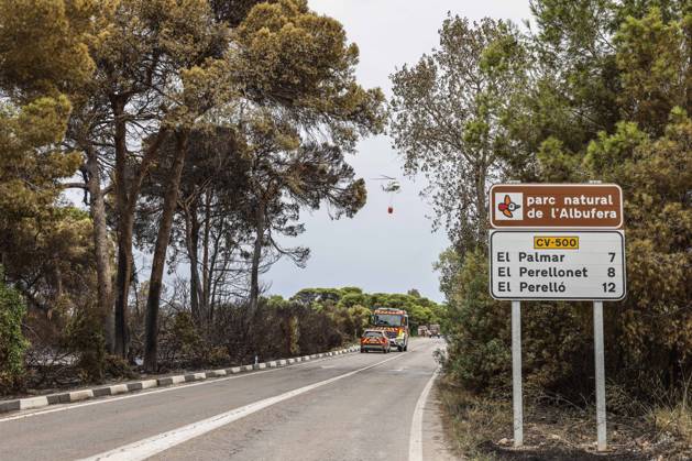 Residents of the town of El Saler, Valencia, and nearby campgrounds are ordered to evacuate due to the fire. Several fire trucks are on the scene while a firefighting helicopter flies overhead, on August 28, 2026, in El Saler, Valencian Community, Spain. The spread of smoke had previously forced the precautionary evacuation of the beach near the fire zone and the apartments in Tower 1, according to the town hall, which has recommended that residents keep their windows closed to prevent smoke from entering their homes. Additionally, the fire has prompted the Emergency Coordination Center to declare Level 2 of the Special Forest Fire Plan (PEIF). AUGUST 28, 2026 FIRE CIVIL PROTECTION VALENCIAN COMMUNITY ENVIRONMENT ENVIRONMENTAL DISASTERFORE Copyright: xRoberxSolsonax 7735621