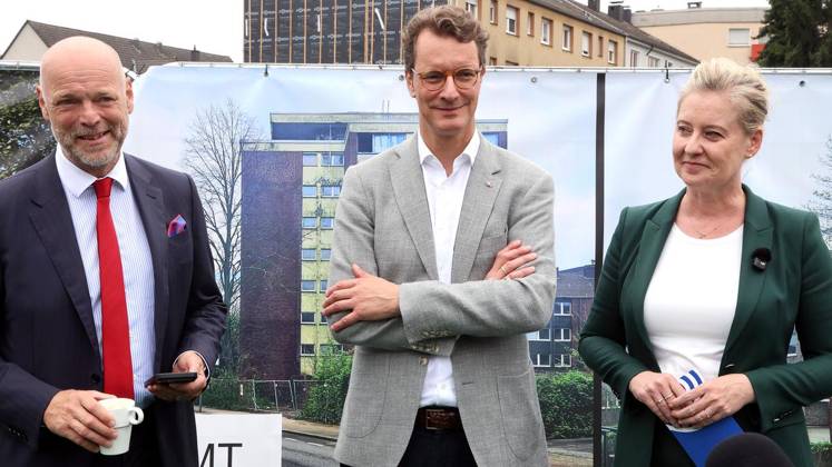 Ministerpräsident des Landes Nordrhein-Westfalen Hendrik Wüst am Standort Emil-Zimmermann-Allee 1 in Gelsenkirchen ** NUR FÜR REDAKTIONELLE ZWECKE ** EDITORIAL USE ONLY **<p>Ministerpräsident des Landes Nordrhein-Westfalen Hendrik Wüst mit Oberbürgermeisterin Andrea Henze und Bauunternehmer xxxx am Freitag den 28.August 2026 am Standort Emil-Zimmermann-Allee 1 in Gelsenkirchen Foto : Frank Oppitz FUNKE Foto Services< p> Politik Deutschland NRW Gelsenkirchen Copyright: FrankxOppitz