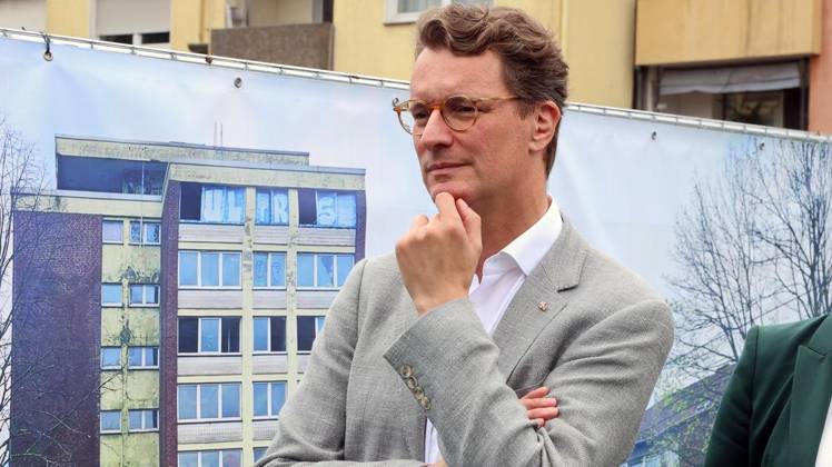 Ministerpräsident des Landes Nordrhein-Westfalen Hendrik Wüst am Standort Emil-Zimmermann-Allee 1 in Gelsenkirchen ** NUR FÜR REDAKTIONELLE ZWECKE ** EDITORIAL USE ONLY **<p>Ministerpräsident des Landes Nordrhein-Westfalen Hendrik Wüst am Freitag den 28.August 2026 am Standort Emil-Zimmermann-Allee 1 in Gelsenkirchen Foto : Frank Oppitz FUNKE Foto Services< p> Politik Deutschland NRW Gelsenkirchen Copyright: FrankxOppitz
