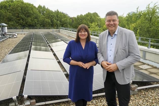 CNTV SOLARDACH- Katharina Fegebank Zweite Buergermeisterin Hamburgs und Senatorin für Wissenschaft, Forschung, Gleichstellung Gruene Politikerin mit Dr. Andreas Dressel Senator der Hamburger Finanzbehoerde SPD Politiker Einweihung Vorstellung Neues Solardach fuer die Verwaltung der Universität Hamburg 28.AUGUST 2026 in Hamburg Hamburg Deutschland