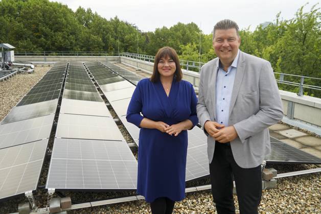 CNTV SOLARDACH- Katharina Fegebank Zweite Buergermeisterin Hamburgs und Senatorin für Wissenschaft, Forschung, Gleichstellung Gruene Politikerin mit Dr. Andreas Dressel Senator der Hamburger Finanzbehoerde SPD Politiker Einweihung Vorstellung Neues Solardach fuer die Verwaltung der Universitaet Hamburg 28.AUGUST 2026 in Hamburg Hamburg Deutschland