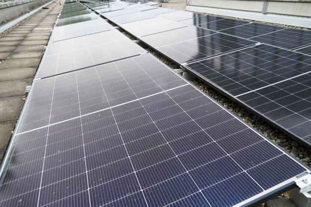 CNTV SOLARDACH- Photovoltaik Solardach Platen auf dem Dach Einweihung Vorstellung Neues Solardach fuer die Verwaltung der Universitaet Hamburg 28.AUGUST 2026 in Hamburg Hamburg Deutschland
