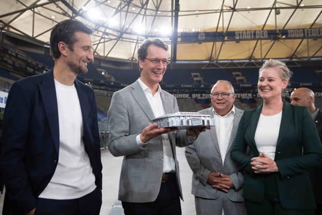 v.l. Bettina RUEHL-HAMERS, Rühl-Hamers, Vorstandsmitglied FC Schalke 04, CFO, Matthias TILLMANN, Vorstandsvorsitzender FC Schalke 04, ueberreicht ein Modell der Arena an Hendrik WUEST, Wüst, CDU, Ministerpraesident des Landes Nordrhein-Westfalen, Josef HOVENJUERGEN, Hovenjürgen, Andrea HENZE, SPD, Oberbuergermeisterin der Stadt Gelsenkirchen, Hendrik WUEST, Wüst, CDU, Ministerpraesident des Landes Nordrhein-Westfalen, besucht das Stadion Veltins Arena des FC Schalke 04 (GE) am 28.08.2026 auf dem Trainingsgelaende in Gelsenkirchen Deutschland.