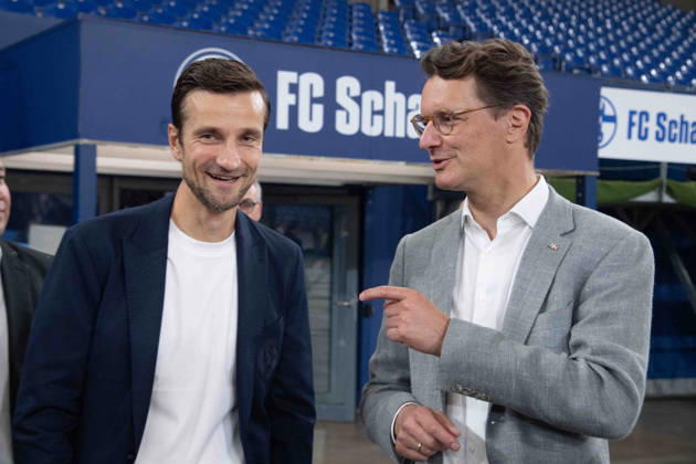 v.l. Matthias TILLMANN, Vorstandsvorsitzender FC Schalke 04, ueberreicht ein Modell der Arena an Hendrik WUEST, Wüst, CDU, Ministerpraesident des Landes Nordrhein-Westfalen, Hendrik WUEST, Wüst, CDU, Ministerpraesident des Landes Nordrhein-Westfalen, besucht das Stadion Veltins Arena des FC Schalke 04 (GE) am 28.08.2026 auf dem Trainingsgelaende in Gelsenkirchen Deutschland.