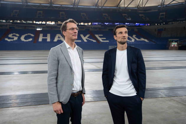 v.l. Hendrik WUEST, Wüst, CDU, Ministerpraesident des Landes Nordrhein-Westfalen, Matthias TILLMANN, Vorstandsvorsitzender FC Schalke 04, Hendrik WUEST, Wüst, CDU, Ministerpraesident des Landes Nordrhein-Westfalen, Hendrik WUEST, Wüst, CDU, Ministerpraesident des Landes Nordrhein-Westfalen, besucht das Stadion Veltins Arena des FC Schalke 04 (GE) am 28.08.2026 auf dem Trainingsgelaende in Gelsenkirchen Deutschland.