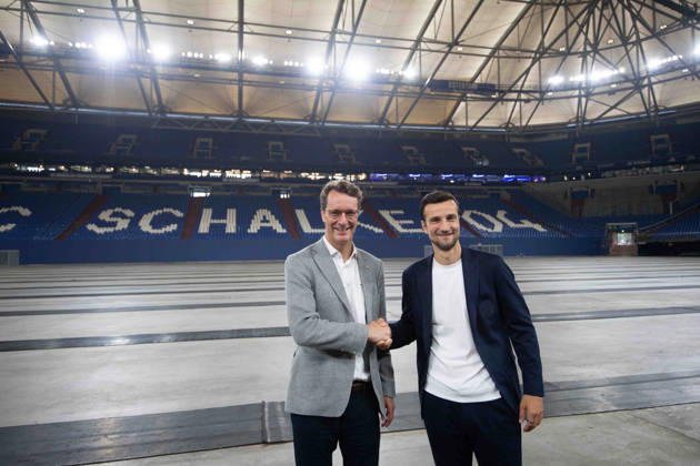 v.l. Hendrik WUEST, Wüst, CDU, Ministerpraesident des Landes Nordrhein-Westfalen, Matthias TILLMANN, Vorstandsvorsitzender FC Schalke 04, Hendrik WUEST, Wüst, CDU, Ministerpraesident des Landes Nordrhein-Westfalen, Hendrik WUEST, Wüst, CDU, Ministerpraesident des Landes Nordrhein-Westfalen, besucht das Stadion Veltins Arena des FC Schalke 04 (GE) am 28.08.2026 auf dem Trainingsgelaende in Gelsenkirchen Deutschland.