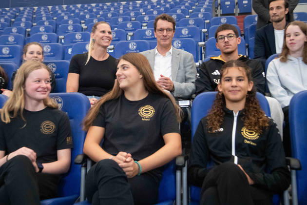 Hendrik WUEST, Wüst, CDU, Ministerpraesident des Landes Nordrhein-Westfalen, im Gespraech mit Anne POLESKA, ehem. Schwimmerin, und Schwimmerinnen der SG Gelsenkirchen Ministerpraesident des Landes Nordrhein-Westfalen, Hendrik WUEST, Wüst, CDU, Ministerpraesident des Landes Nordrhein-Westfalen, besucht das Stadion Veltins Arena des FC Schalke 04 (GE) am 28.08.2026 auf dem Trainingsgelaende in Gelsenkirchen Deutschland.