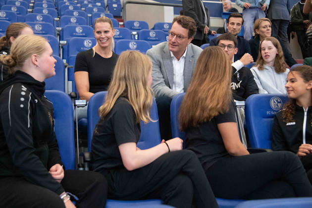 Hendrik WUEST, Wüst, CDU, Ministerpraesident des Landes Nordrhein-Westfalen, im Gespraech mit Anne POLESKA, ehem. Schwimmerin, und Schwimmerinnen der SG Gelsenkirchen Ministerpraesident des Landes Nordrhein-Westfalen, Hendrik WUEST, Wüst, CDU, Ministerpraesident des Landes Nordrhein-Westfalen, besucht das Stadion Veltins Arena des FC Schalke 04 (GE) am 28.08.2026 auf dem Trainingsgelaende in Gelsenkirchen Deutschland.