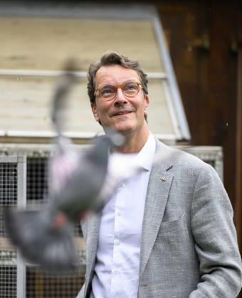 Ministerpräsident Hendrik Wüst lässt Tauben fliegen. Besucht des Taubenzüchterverein RV Gelsenkirchen 1894 e.V. NRW Ministerpräsident Hendrik Wüst (CDU) besucht die Stadt Gelsenkirchen, am 28.08.2026 in Gelsenkirchen Deutschland. Veltins-Arena