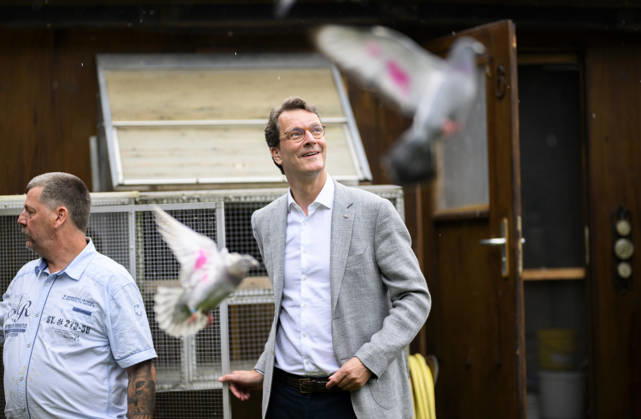Ministerpräsident Hendrik Wüst lässt Tauben fliegen. Besucht des Taubenzüchterverein RV Gelsenkirchen 1894 e.V. NRW Ministerpräsident Hendrik Wüst (CDU) besucht die Stadt Gelsenkirchen, am 28.08.2026 in Gelsenkirchen Deutschland. Veltins-Arena