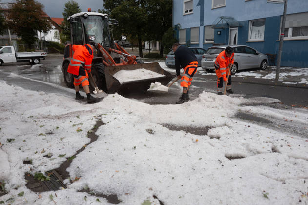 Schweres Unwetter in Baden-Württemberg, Ein heftiges Unwetter zieht über weite Teile Baden-Württembergs. Dunkle Gewitterwolken, Starkregen, zahlreiche Blitze und teils kräftige Windböen prägen die Wetterlage. Örtlich können die Gewitter besonders intensiv ausfallen. Sonnenbühl Baden-Württemberg Deutschland Sonnenbühl