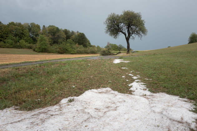 Schweres Unwetter in Baden-Württemberg, Ein heftiges Unwetter zieht über weite Teile Baden-Württembergs. Dunkle Gewitterwolken, Starkregen, zahlreiche Blitze und teils kräftige Windböen prägen die Wetterlage. Örtlich können die Gewitter besonders intensiv ausfallen. Sonnenbühl Baden-Württemberg Deutschland Sonnenbühl