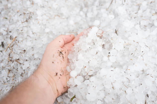 Schweres Unwetter in Baden-Württemberg, Ein heftiges Unwetter zieht über weite Teile Baden-Württembergs. Dunkle Gewitterwolken, Starkregen, zahlreiche Blitze und teils kräftige Windböen prägen die Wetterlage. Örtlich können die Gewitter besonders intensiv ausfallen. Sonnenbühl Baden-Württemberg Deutschland Sonnenbühl