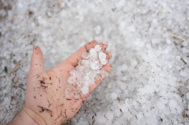 Schweres Unwetter in Baden-Württemberg, Ein heftiges Unwetter zieht über weite Teile Baden-Württembergs. Dunkle Gewitterwolken, Starkregen, zahlreiche Blitze und teils kräftige Windböen prägen die Wetterlage. Örtlich können die Gewitter besonders intensiv ausfallen. Sonnenbühl Baden-Württemberg Deutschland Sonnenbühl