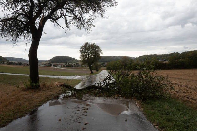 Schweres Unwetter in Baden-Württemberg, Ein heftiges Unwetter zieht über weite Teile Baden-Württembergs. Dunkle Gewitterwolken, Starkregen, zahlreiche Blitze und teils kräftige Windböen prägen die Wetterlage. Örtlich können die Gewitter besonders intensiv ausfallen. Sonnenbühl Baden-Württemberg Deutschland Sonnenbühl