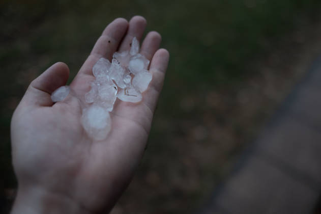 Schweres Unwetter in Baden-Württemberg, Ein heftiges Unwetter zieht über weite Teile Baden-Württembergs. Dunkle Gewitterwolken, Starkregen, zahlreiche Blitze und teils kräftige Windböen prägen die Wetterlage. Örtlich können die Gewitter besonders intensiv ausfallen. Sonnenbühl Baden-Württemberg Deutschland Sonnenbühl
