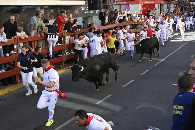 Fifth Bull Run Held in San Sebastian de los Reyes SAN SEBASTIAN DE LOS REYES, SPAIN AUGUST 28, 2026: Participants run alongside fighting bulls during the fifth bull run of the town™s annual festivities in San Sebastian de los Reyes, near Madrid, Spain. San Sebastian de los Reyes ES Copyright: x xTomasxCallex xJNAxPressx