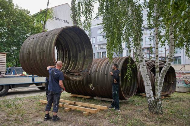 Berliner Unterwelten erhält Spionage-Tunnel ** NUR FÜR REDAKTIONELLE ZWECKE ** EDITORIAL USE ONLY **<p>Mitarbeiter der Berliner Unterwelten legen Tunnel-Elemente, die während des Kalten Krieges von westberliner Agenten als Spionagetunnel genutzt wurden, auf dem Gelände der Mauergedenkstätte ab. Deutschland Berlin Berlin Copyright: JörgxCarstensen