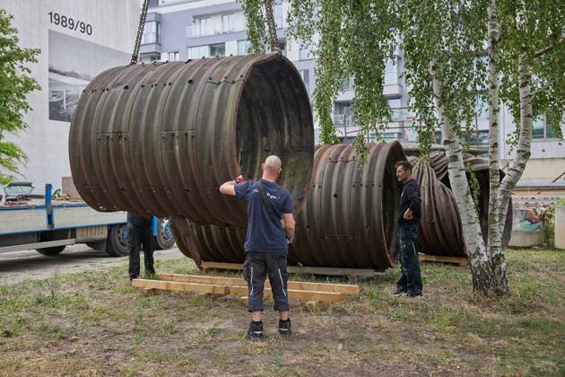 Berliner Unterwelten erhält Spionage-Tunnel ** NUR FÜR REDAKTIONELLE ZWECKE ** EDITORIAL USE ONLY **<p>Mitarbeiter der Berliner Unterwelten legen Tunnel-Elemente, die während des Kalten Krieges von westberliner Agenten als Spionagetunnel genutzt wurden, auf dem Gelände der Mauergedenkstätte ab. Deutschland Berlin Berlin Copyright: JörgxCarstensen