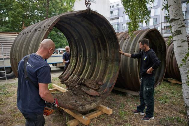 Berliner Unterwelten erhält Spionage-Tunnel ** NUR FÜR REDAKTIONELLE ZWECKE ** EDITORIAL USE ONLY **<p>Mitarbeiter der Berliner Unterwelten legen Tunnel-Elemente, die während des Kalten Krieges von westberliner Agenten als Spionagetunnel genutzt wurden, auf dem Gelände der Mauergedenkstätte ab. Deutschland Berlin Berlin Copyright: JörgxCarstensen