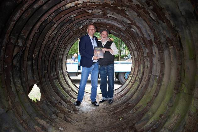 Berliner Unterwelten erhält Spionage-Tunnel ** NUR FÜR REDAKTIONELLE ZWECKE ** EDITORIAL USE ONLY **<p>Der Politikwissenschaftler Helmut Müller-Enbergs (l) und Dietmar Arnold, Vorsitzender der Berliner Unterwelten e.V., stehen in einem Tunnel-Element, das während des Kalten Krieges von westberliner Agenten als Spionagetunnel genutzt wurde. Drei von diesen Elementen wurden auf dem Gelände der Mauergedenkstätte an der Bernauer Straße abgelegt. Deutschland Berlin Berlin Copyright: JörgxCarstensen