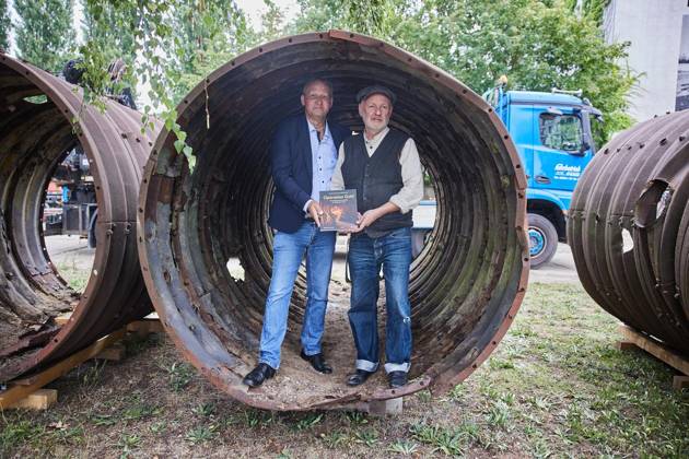 Berliner Unterwelten erhält Spionage-Tunnel ** NUR FÜR REDAKTIONELLE ZWECKE ** EDITORIAL USE ONLY **<p>Der Politikwissenschaftler Helmut Müller-Enbergs (l) und Dietmar Arnold, Vorsitzender der Berliner Unterwelten e.V., stehen in einem Tunnel-Element, das während des Kalten Krieges von westberliner Agenten als Spionagetunnel genutzt wurde. Drei von diesen Elementen wurden auf dem Gelände der Mauergedenkstätte an der Bernauer Straße abgelegt. Deutschland Berlin Berlin Copyright: JörgxCarstensen