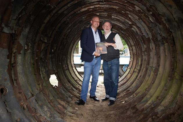 Berliner Unterwelten erhält Spionage-Tunnel ** NUR FÜR REDAKTIONELLE ZWECKE ** EDITORIAL USE ONLY **<p>Der Politikwissenschaftler Helmut Müller-Enbergs (l) und Dietmar Arnold, Vorsitzender der Berliner Unterwelten e.V., stehen in einem Tunnel-Element, das während des Kalten Krieges von westberliner Agenten als Spionagetunnel genutzt wurde. Drei von diesen Elementen wurden auf dem Gelände der Mauergedenkstätte an der Bernauer Straße abgelegt. Deutschland Berlin Berlin Copyright: JörgxCarstensen