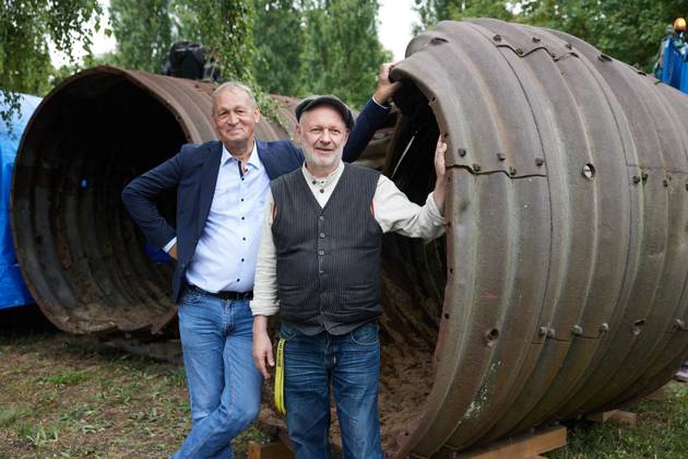 Berliner Unterwelten erhält Spionage-Tunnel ** NUR FÜR REDAKTIONELLE ZWECKE ** EDITORIAL USE ONLY **<p>Der Politikwissenschaftler Helmut Müller-Enbergs (l) und Dietmar Arnold, Vorsitzender der Berliner Unterwelten e.V., stehen vor einem Tunnel-Element, das während des Kalten Krieges von westberliner Agenten als Spionagetunnel genutzt wurde. Drei von diesen Elementen wurden auf dem Gelände der Mauergedenkstätte an der Bernauer Straße abgelegt. Deutschland Berlin Berlin Copyright: JörgxCarstensen