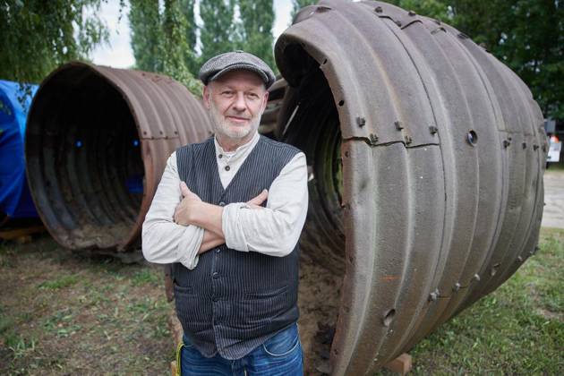 Berliner Unterwelten erhält Spionage-Tunnel ** NUR FÜR REDAKTIONELLE ZWECKE ** EDITORIAL USE ONLY **<p>Dietmar Arnold, Vorsitzender der Berliner Unterwelten e.V., steht vor Tunnel-Elementen, die während des Kalten Krieges von westberliner Agenten als Spionagetunnel genutzt wurden. Siewurden, auf dem Gelände der Mauergedenkstätte an der Bernauer Straße abgelegt. Deutschland Berlin Berlin Copyright: JörgxCarstensen