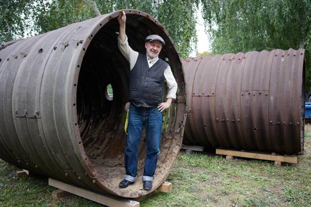 Berliner Unterwelten erhält Spionage-Tunnel ** NUR FÜR REDAKTIONELLE ZWECKE ** EDITORIAL USE ONLY **<p>Dietmar Arnold, Vorsitzender der Berliner Unterwelten e.V., steht vor Tunnel-Elementen, die während des Kalten Krieges von westberliner Agenten als Spionagetunnel genutzt wurden. Siewurden, auf dem Gelände der Mauergedenkstätte an der Bernauer Straße abgelegt. Deutschland Berlin Berlin Copyright: JörgxCarstensen