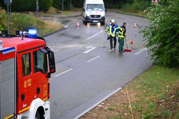 Schweres Unwetter in Baden-Württemberg, Ein heftiges Unwetter zieht über weite Teile Baden-Württembergs. Dunkle Gewitterwolken, Starkregen, zahlreiche Blitze und teils kräftige Windböen prägen die Wetterlage. Örtlich können die Gewitter besonders intensiv ausfallen. Heidenheim an der Brenz Baden-Württemberg Deutschland Heidenheim an der Brenz