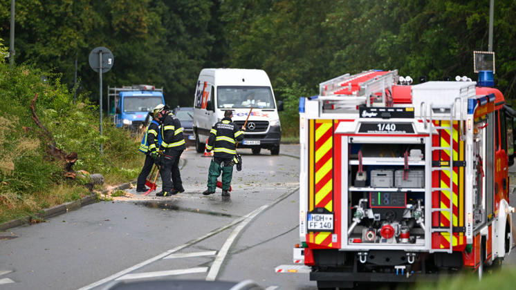 Schweres Unwetter in Baden-Württemberg, Ein heftiges Unwetter zieht über weite Teile Baden-Württembergs. Dunkle Gewitterwolken, Starkregen, zahlreiche Blitze und teils kräftige Windböen prägen die Wetterlage. Örtlich können die Gewitter besonders intensiv ausfallen. Heidenheim an der Brenz Baden-Württemberg Deutschland Heidenheim an der Brenz