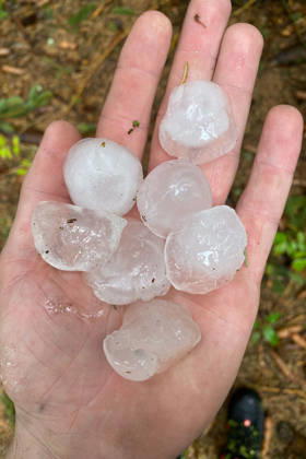 Schweres Unwetter in Baden-Württemberg, Ein heftiges Unwetter zieht über weite Teile Baden-Württembergs. Dunkle Gewitterwolken, Starkregen, zahlreiche Blitze und teils kräftige Windböen prägen die Wetterlage. Örtlich können die Gewitter besonders intensiv ausfallen. Ulm Baden-Württemberg Deutschland Ulm