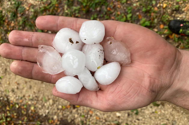 Schweres Unwetter in Baden-Württemberg, Ein heftiges Unwetter zieht über weite Teile Baden-Württembergs. Dunkle Gewitterwolken, Starkregen, zahlreiche Blitze und teils kräftige Windböen prägen die Wetterlage. Örtlich können die Gewitter besonders intensiv ausfallen. Ulm Baden-Württemberg Deutschland Ulm