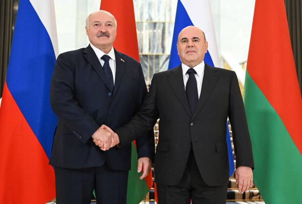 Russia Belarus 9230554 28.08.2026 Russian Prime Minister Mikhail Mishustin and Belarusian President Alexander Lukashenko, left, shake hands as they pose for photos during a meeting, in Moscow, Russia. Alexander Miridonov Sputnik Moscow Russia  Copyright: xAlexanderxMiridonovx