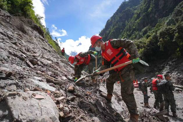(260828) -- GYIRONG, Aug. 28, 2026 -- Rescuers from the People s Armed Police Force carry out search and rescue work near Gyirong Port in Gyirong County, in Xigaze, southwest China s Xizang Autonomous Region, Aug. 28, 2026. The death toll had risen to five and 558 remained missing as of 3 p.m. on Friday after a mudslide struck the Gyirong Port along the China-Nepal border in southwest China s Xizang Autonomous Region, according to the region s emergency management department. Rescuers are operating around the clock in mudslide-affected areas near the Gyirong Port. (Photo by Xinhua) (SpotNews) CHINA-XIZANG-GYIRONG-MUDSLIDE-RESCUE (CN) YangxJie 