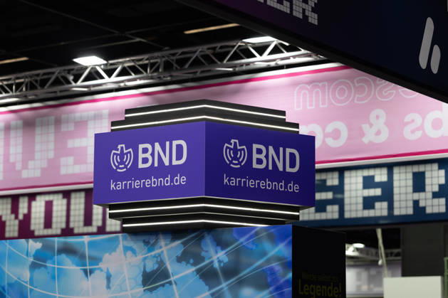 Gamescom 2026 in Köln - 28.08.26 Stand des BND Bundesnachrichtendienst - Die gamescom 2026, das weltgrößte Event für interaktive Unterhaltung, findet vom 26. bis 30. August 2026 auf dem Gelände der Koelnmesse in Köln statt. Köln Deutz Nordrhein-Westfalen Deutschland Copyright: xMarcxJohnx