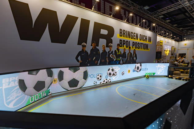 Gamescom 2026 in Köln - 28.08.26 Stand der Bundespolizei- Die gamescom 2026, das weltgrößte Event für interaktive Unterhaltung, findet vom 26. bis 30. August 2026 auf dem Gelände der Koelnmesse in Köln statt. Köln Deutz Nordrhein-Westfalen Deutschland Copyright: xMarcxJohnx