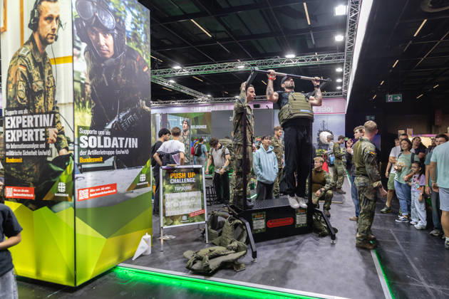 Gamescom 2026 in Köln - 28.08.26 Stand der Bundeswehr - Die gamescom 2026, das weltgrößte Event für interaktive Unterhaltung, findet vom 26. bis 30. August 2026 auf dem Gelände der Koelnmesse in Köln statt. Köln Deutz Nordrhein-Westfalen Deutschland Copyright: xMarcxJohnx