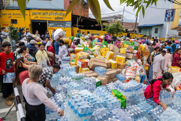 (260828) -- KATHMANDU, Aug. 28, 2026 -- People donate supplies for those affected by the flash flood, in Kathmandu, Nepal, on Aug. 28, 2026. Those supplies would be transported to the flash flood-hit areas in Nepal for people in need. The death toll from devastating floods in Nepal has risen to 538, the National Disaster Risk Reduction and Management Authority said in a statement on Friday. (Photo by Xinhua) NEPAL-KATHMANDU-DONATION HarixMaharjan 