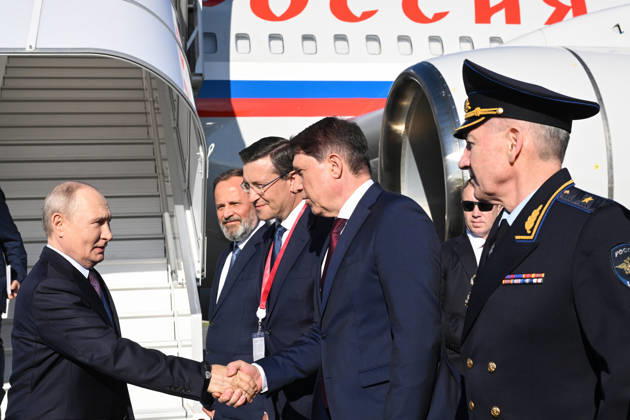 RUSSIA, MOSCOW - AUGUST 28, 2026: Russia s President Vladimir Putin (L) is greeted by officials during an arrival ceremony at an airport. Putin arrived in Nizhny Novgorod on a working visit. Third left: Nizhny Novgorod Region Governor Gleb Nikitin. Kirill Zykov TASS  96742088