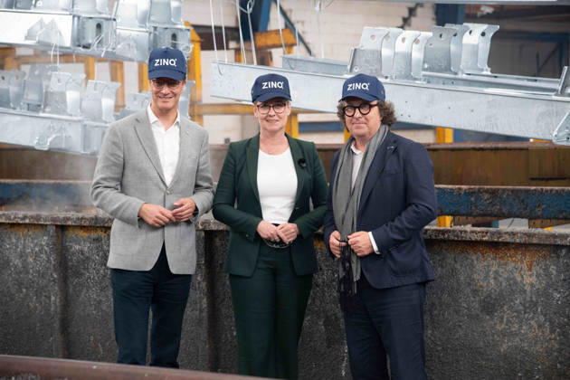 v.l. Hendrik WUEST, Wüst, CDU, Ministerpraesident des Landes Nordrhein-Westfalen, Andrea HENZE, Oberbuergermeisterin von Gelsenkirchen, Lars BAUMGUERTEL, Baumgürtel, CEO, Geschaeftsfuehrer, Firma ZINQ, Werkbesichtigung von Hendrik WUEST, Wüst, CDU, Ministerpraesident des Landes Nordrhein-Westfalen, bei der ZinQ GmbH & Co. KG in Gelsenkirchen, 28.08.2026,