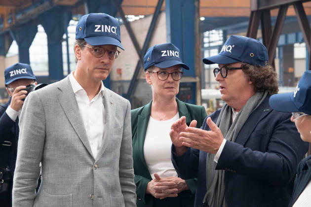 v.l. Hendrik WUEST, Wüst, CDU, Ministerpraesident des Landes Nordrhein-Westfalen, Andrea HENZE, Oberbuergermeisterin von Gelsenkirchen, Lars BAUMGUERTEL, Baumgürtel, CEO, Geschaeftsfuehrer, Firma ZINQ, Werkbesichtigung von Hendrik WUEST, Wüst, CDU, Ministerpraesident des Landes Nordrhein-Westfalen, bei der ZinQ GmbH & Co. KG in Gelsenkirchen, 28.08.2026,