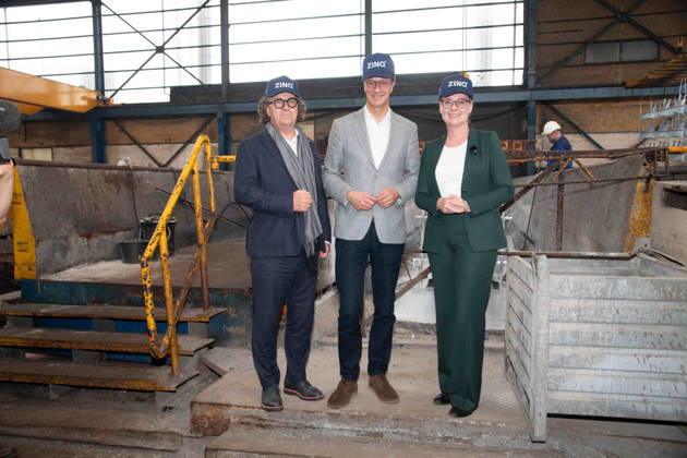 v.l. Lars BAUMGUERTEL, Baumgürtel, CEO, Geschaeftsfuehrer, Firma ZINQ, Hendrik WUEST, Wüst, CDU, Ministerpraesident des Landes Nordrhein-Westfalen, Andrea HENZE, Oberbuergermeisterin von Gelsenkirchen, Werkbesichtigung von Hendrik WUEST, Wüst, CDU, Ministerpraesident des Landes Nordrhein-Westfalen, bei der ZinQ GmbH & Co. KG in Gelsenkirchen, 28.08.2026,