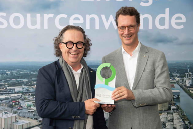 v.l. Lars BAUMGUERTEL, Baumgürtel, CEO, Geschaeftsfuehrer, Firma ZINQ, Hendrik WUEST, Wüst, CDU, Ministerpraesident des Landes Nordrhein-Westfalen, Praesentieren den Deutschen Umweltpreis, Werkbesichtigung von Hendrik WUEST, Wüst, CDU, Ministerpraesident des Landes Nordrhein-Westfalen, bei der ZinQ GmbH & Co. KG in Gelsenkirchen, 28.08.2026,