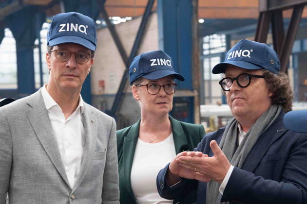 v.l. Hendrik WUEST, Wüst, CDU, Ministerpraesident des Landes Nordrhein-Westfalen, Andrea HENZE, Oberbuergermeisterin von Gelsenkirchen, Lars BAUMGUERTEL, Baumgürtel, CEO, Geschaeftsfuehrer, Firma ZINQ, Werkbesichtigung von Hendrik WUEST, Wüst, CDU, Ministerpraesident des Landes Nordrhein-Westfalen, bei der ZinQ GmbH & Co. KG in Gelsenkirchen, 28.08.2026,