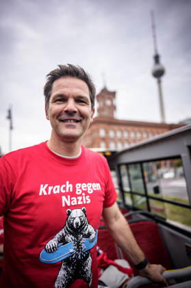 Steffen Krach, der Spitzenkandidat der SPD fuer die Abgeordnetenhauswahl am 20.09.2026 in Berlin bei einer Strassenaktion mit der Ueberschrift Krach gegen Nazis am 28.08.2026. An verschiedenen Standorten in Berlin. Fotografiert im Auftrag der SPD Berlin. Berlin Deutschland Copyright: xDominikxButzmannx