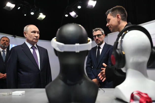 RUSSIA, MOSCOW - AUGUST 28, 2026: Russia s President Vladimir Putin (L) visits the Znai Nashikh exhibition showcasing products by up-and-coming Russian brands. The Russian president is on a working visit to the Nizhny Novgorod Region Moscow Russia  - ZUMAt113 20260828_zaa_t113_338 Copyright: xKirillxZykovx